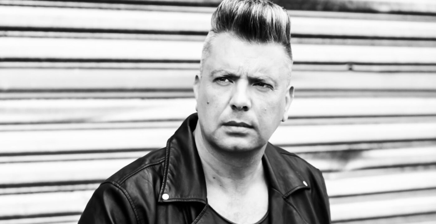 DJ Wout achter de draaitafels tijdens een live DJ-set vol 90’s vibes, house beats en dansend publiek