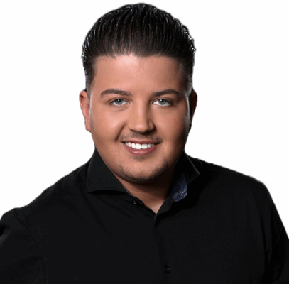 Marco Schuitmaker zingt live op het podium met warme uitstraling en herkenbare Nederlandstalige hits