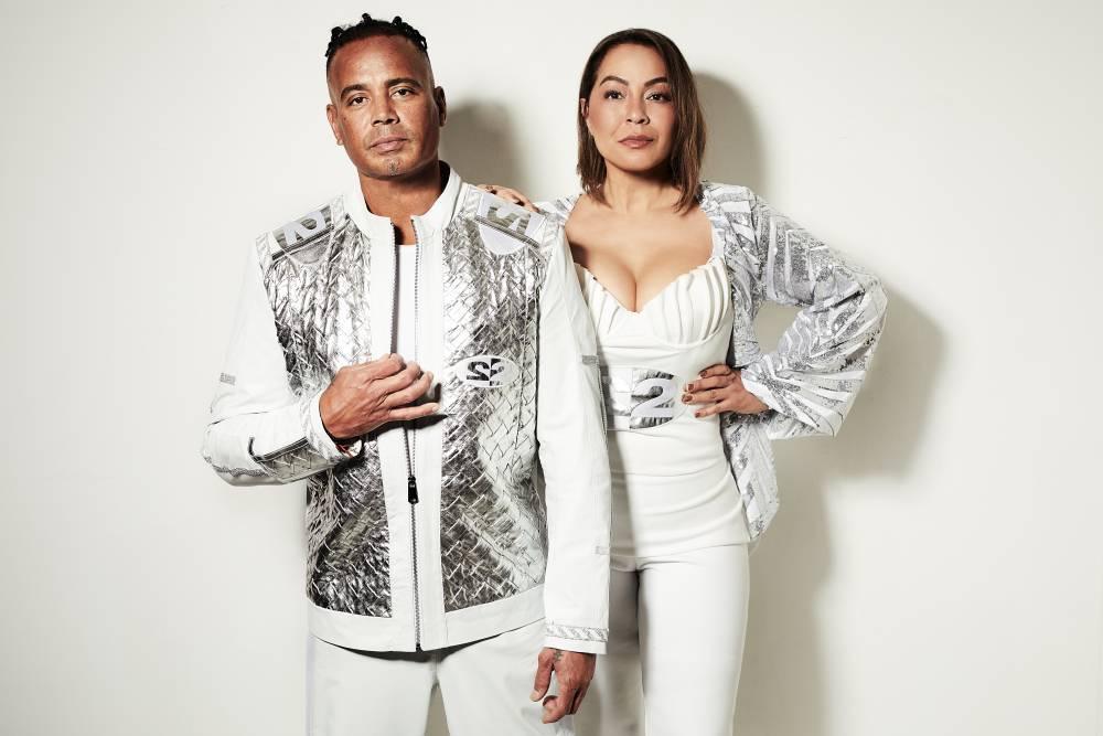 2 Unlimited live op het podium tijdens een 90’s dance-optreden vol hits, lichtshow en een uitzinnig publiek