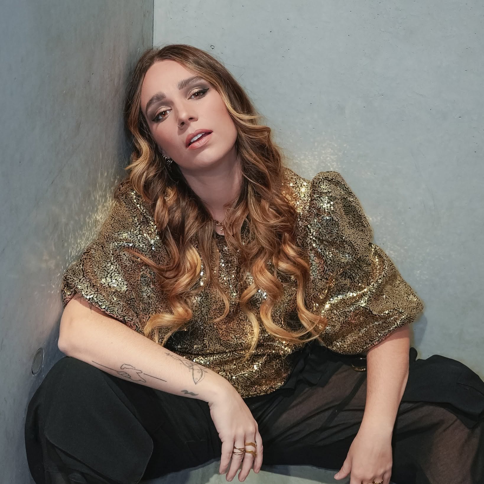LEEZ (Lisa Van Rossem) live op het podium tijdens een emotioneel optreden met frisse popmuziek en sterke zang