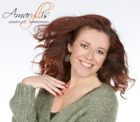 Amaryllis Temmerman live op het podium tijdens een sfeervol optreden, zingend met passie en klasse