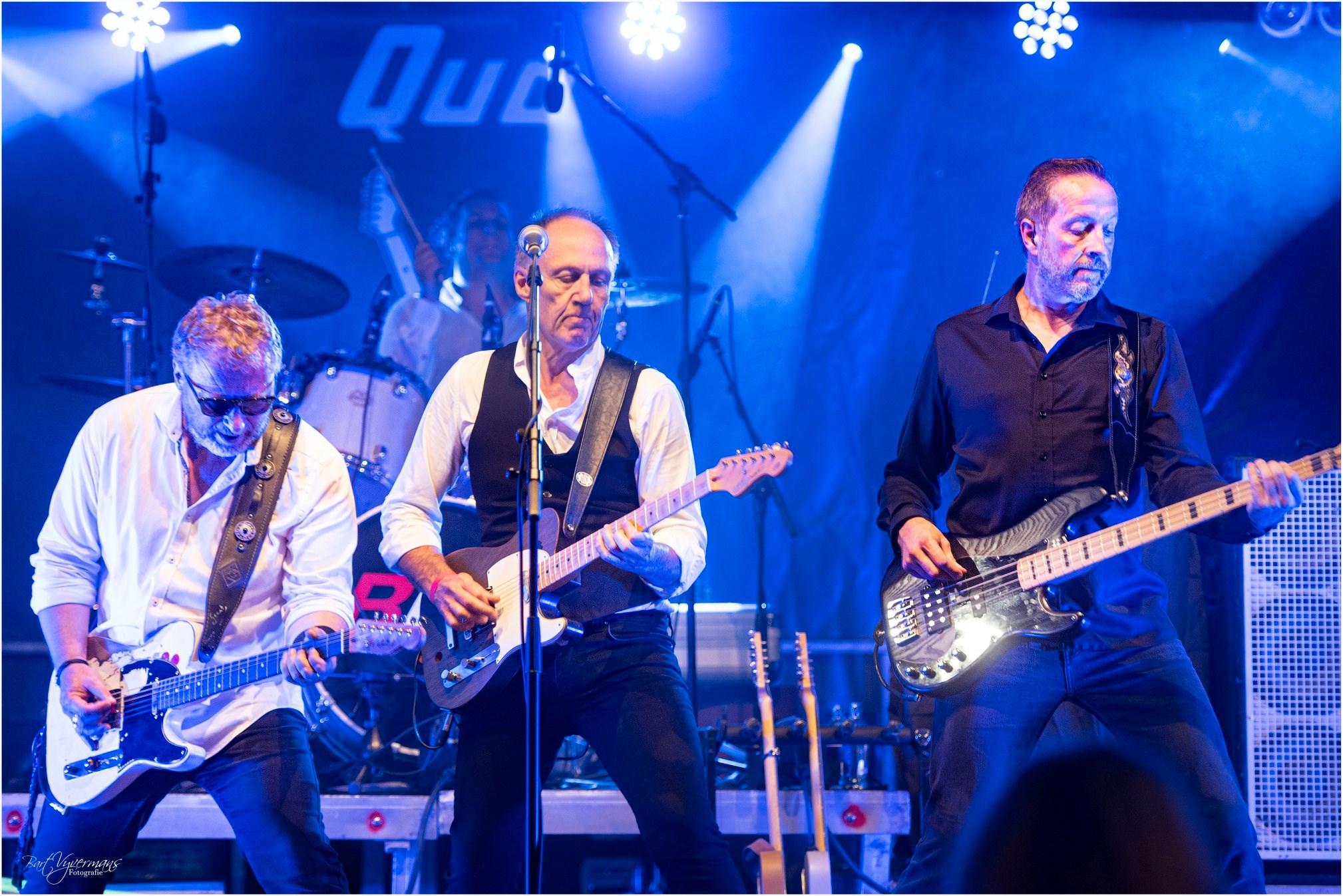 Belgian Quo Band live op podium met een energieke tribute aan de grootste rockhits van Status Quo