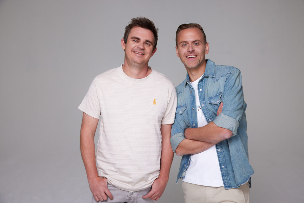 Bram & Lennert live tijdens een akoestisch optreden met zang en gitaar, in een sfeervolle en intieme setting