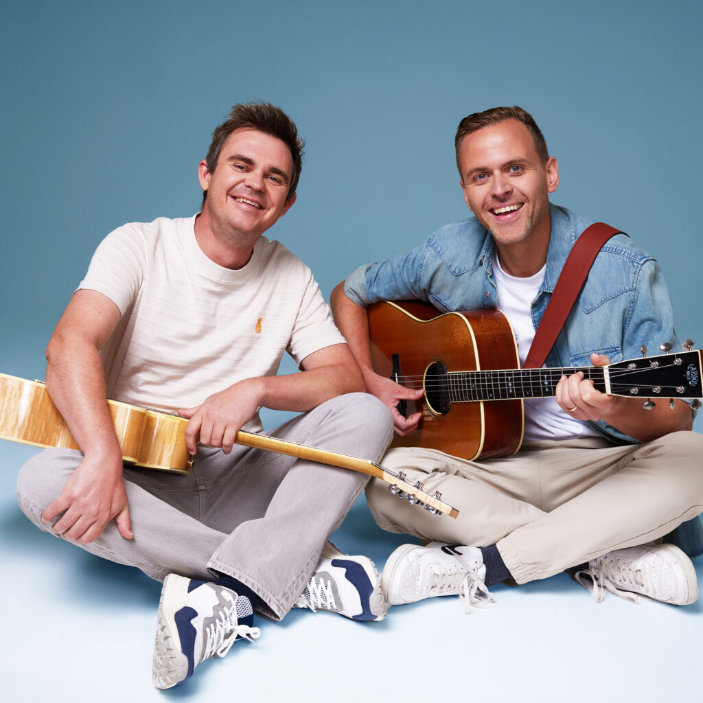 Bram & Lennert live tijdens een akoestisch optreden met zang en gitaar, in een sfeervolle en intieme setting
