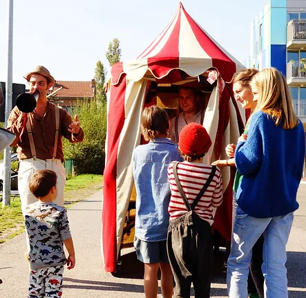 CIRQ MAGIQUE: een kleine circustent met een intieme goochelshow, waar jong en oud gefascineerd toekijkt