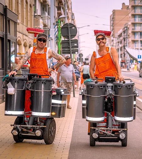 Straattheateract Cirq Poubelle brengt verrassende show vanuit een vuilnisbak tijdens een festival