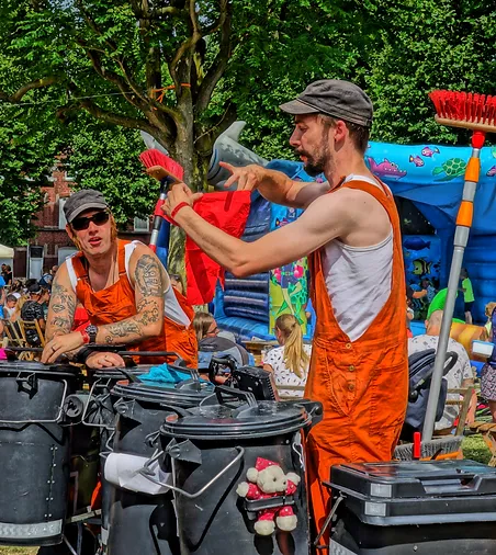 Straattheateract Cirq Poubelle brengt verrassende show vanuit een vuilnisbak tijdens een festival