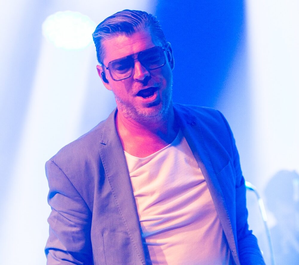 Danzel live on stage met microfoon, krachtige vocals en dansende menigte op opzwepende beats