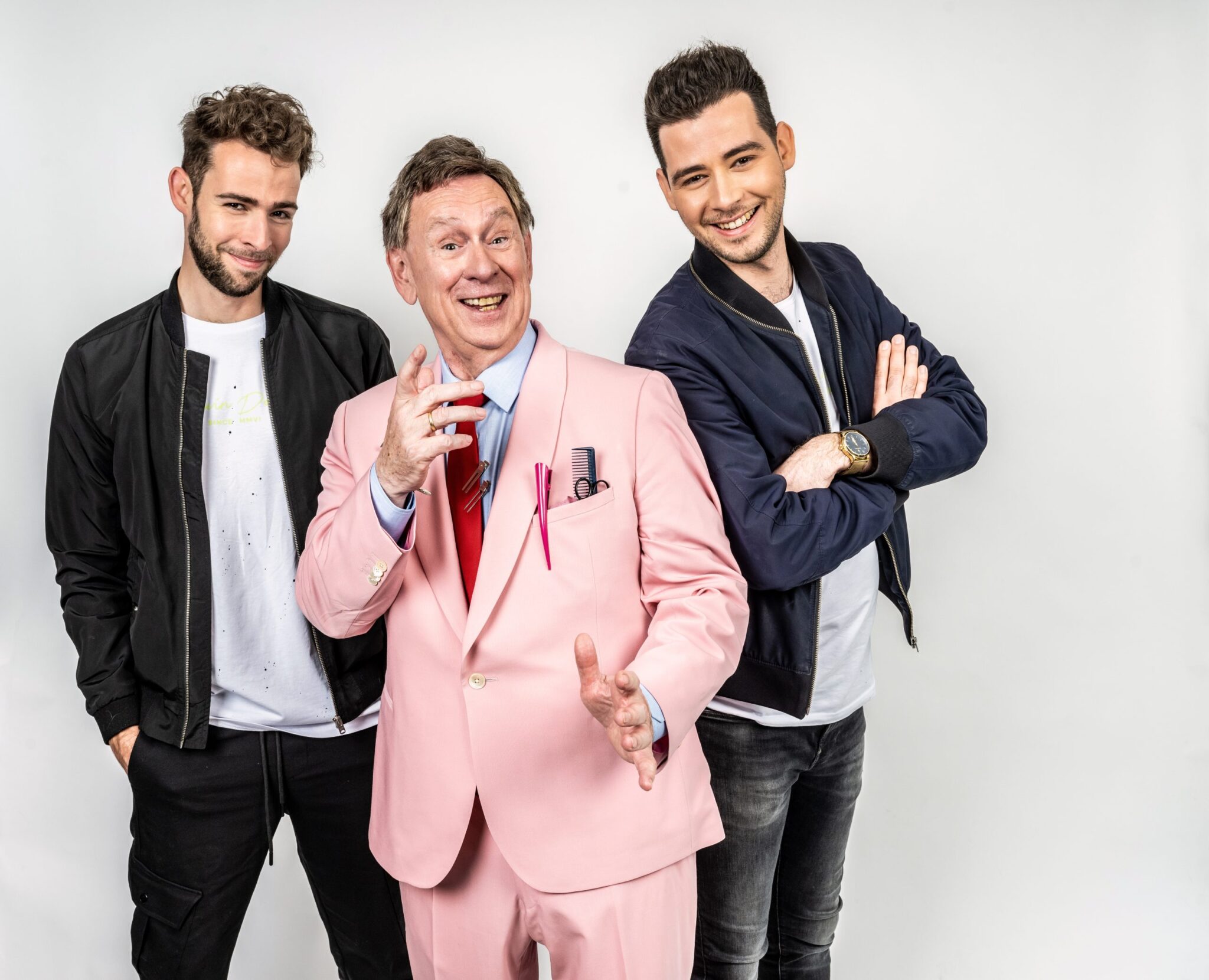 Discobar Joossens met MC Spaghetti live op het podium tijdens een energiek feest met dansende menigte en humoristische hosting