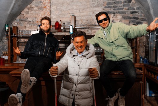 Discobar Joossens met MC Spaghetti live op het podium tijdens een energiek feest met dansende menigte en humoristische hosting
