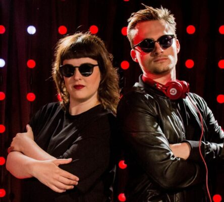 Dorothee Vegas & Like Maarten achter de draaitafels tijdens een foute party DJ-set vol dans, meezingers en show