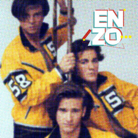 ENZO live on stage met originele bezetting tijdens een 90’s revivalshow vol meezingers en retro vibes