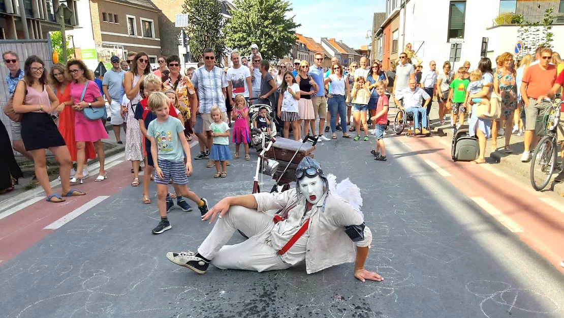 Fou d’Amour in retro kostuum op step tussen het publiek, in interactie met toeschouwers tijdens een romantische straatact