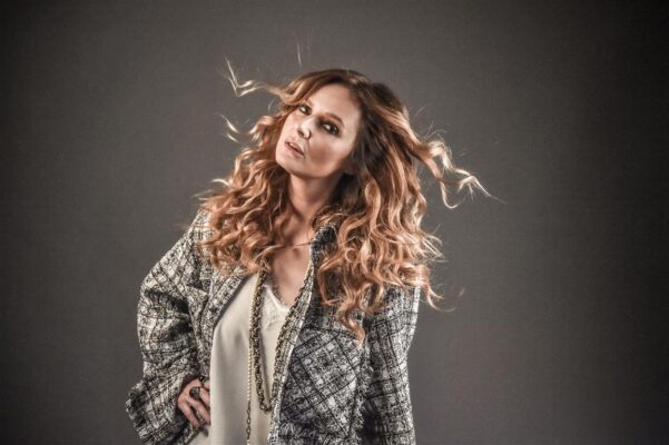 Isabelle A live zingend op het podium met elegante uitstraling, krachtige vocals en een publiek dat ademloos luistert