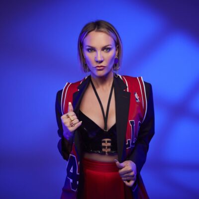 Kate Ryan live on stage tijdens een energiek dance-optreden met krachtige zang en choreografie