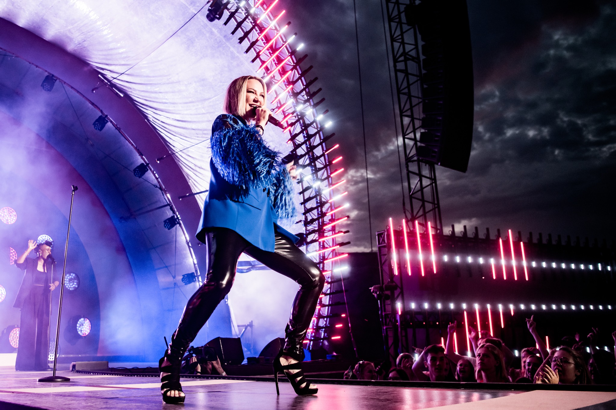 Kate Ryan live on stage tijdens een energiek dance-optreden met krachtige zang en choreografie