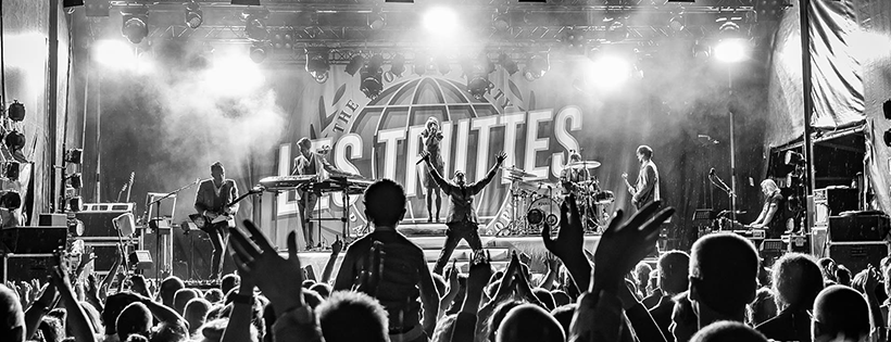 Les Truttes live op het podium met extravagante kostuums, lichtshow en een energiek optreden vol bekende hits