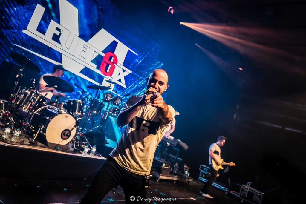 LEVEL SIX NIEUWE SPECTACULAIRE SHOW: "Coming Home!" Wil je jouw evenement, bedrijfsfeest of festival naar een hoger niveau tillen? Zoek niet verder en boek Level Six via Dream Animations! Deze naam zal bij velen een belletje doen rinkelen, aangezien ze al tien jaar lang een onmisbaar onderdeel zijn van de Vlaamse corporate- en festivalpodia. In 2023 viert Level Six hun 10-jarig bestaan met een spectaculaire show genaamd 'COMING HOME', die elke keer opnieuw het publiek uit hun dak laat gaan.