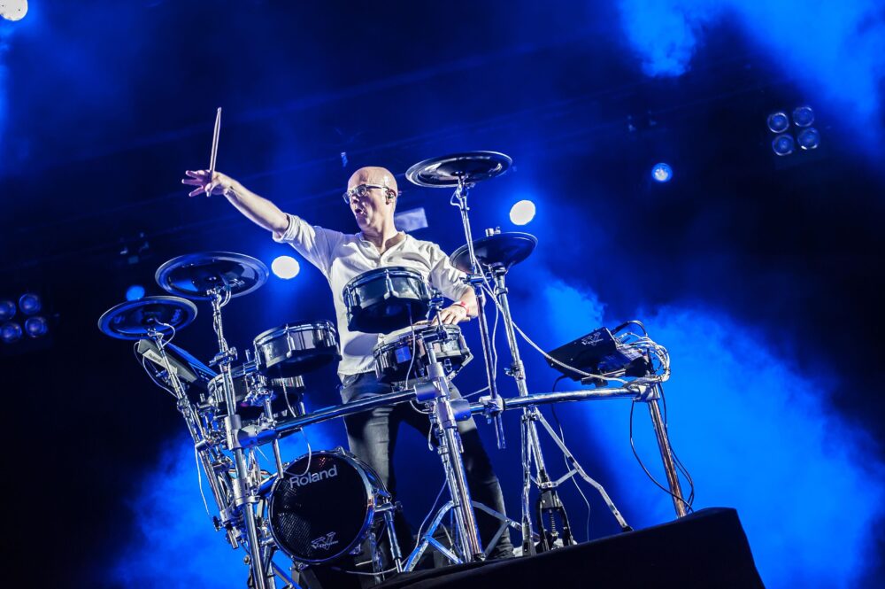 Michael Schack live op het podium tijdens een DJDrummer-set, drummend en mixend voor een dansend publiek