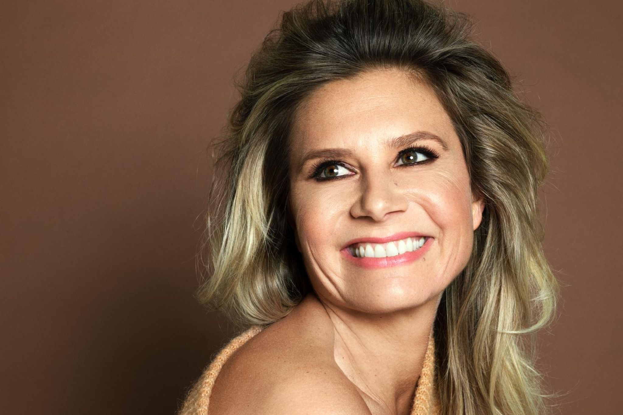 Nathalie Meskens live zingend op het podium als schlagerdiva met stijl, energie en stralende podiumprésence