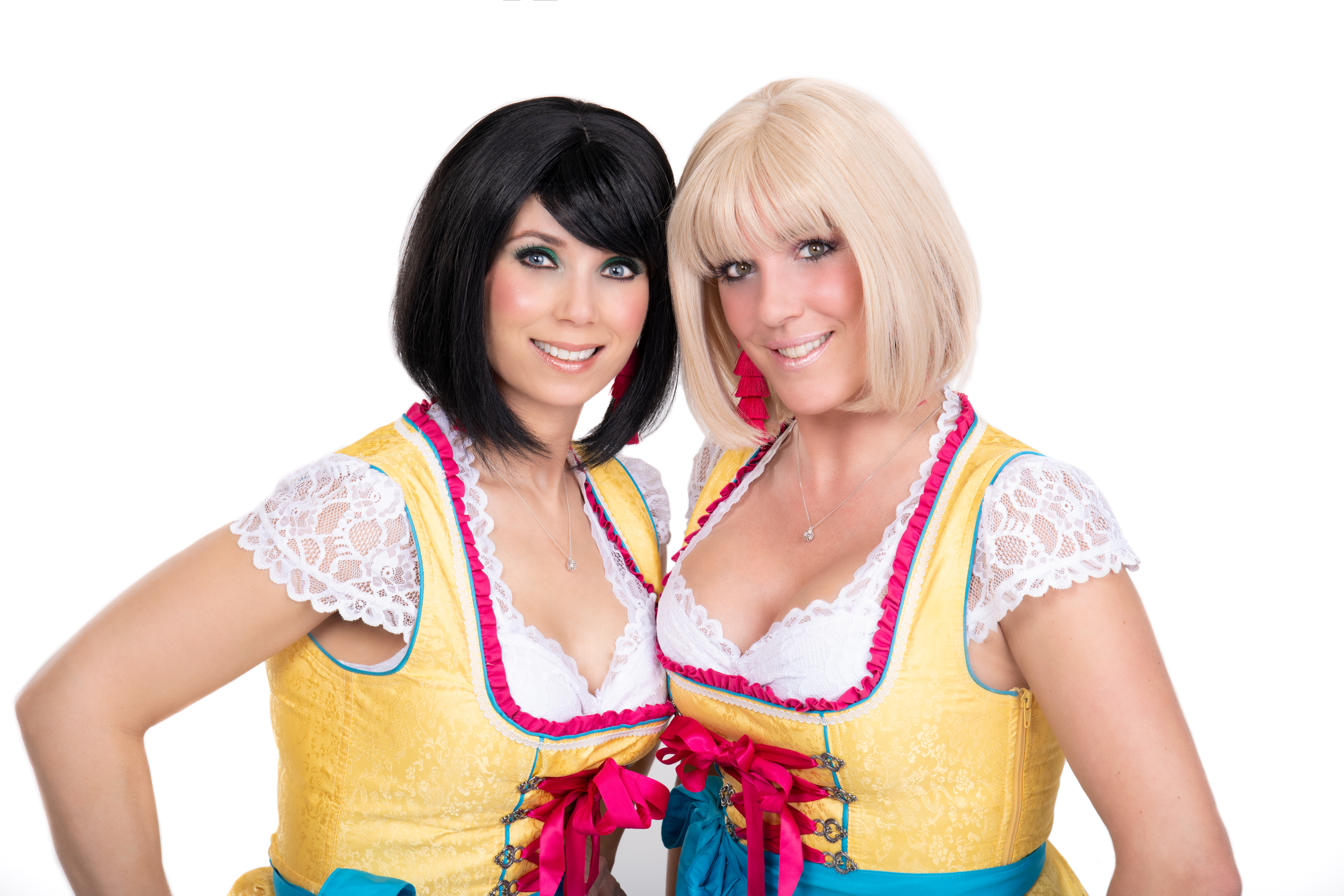 De Alpenzusjes live tijdens een feestoptreden
