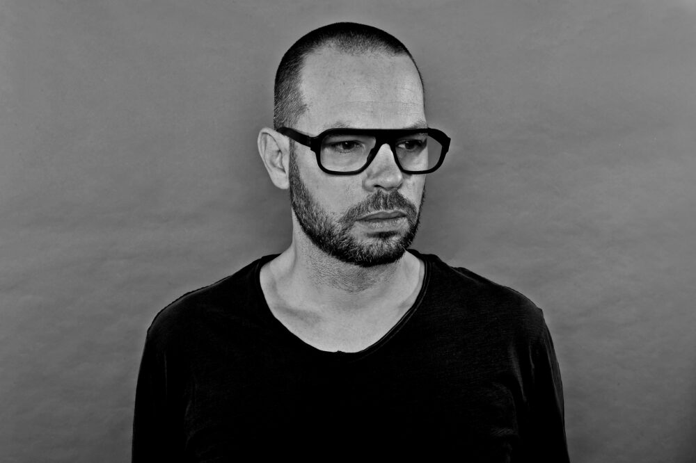 Peter Luts live achter de draaitafels tijdens een 90’s & nillies DJ-set vol energie, dance-hits en publiek in extase