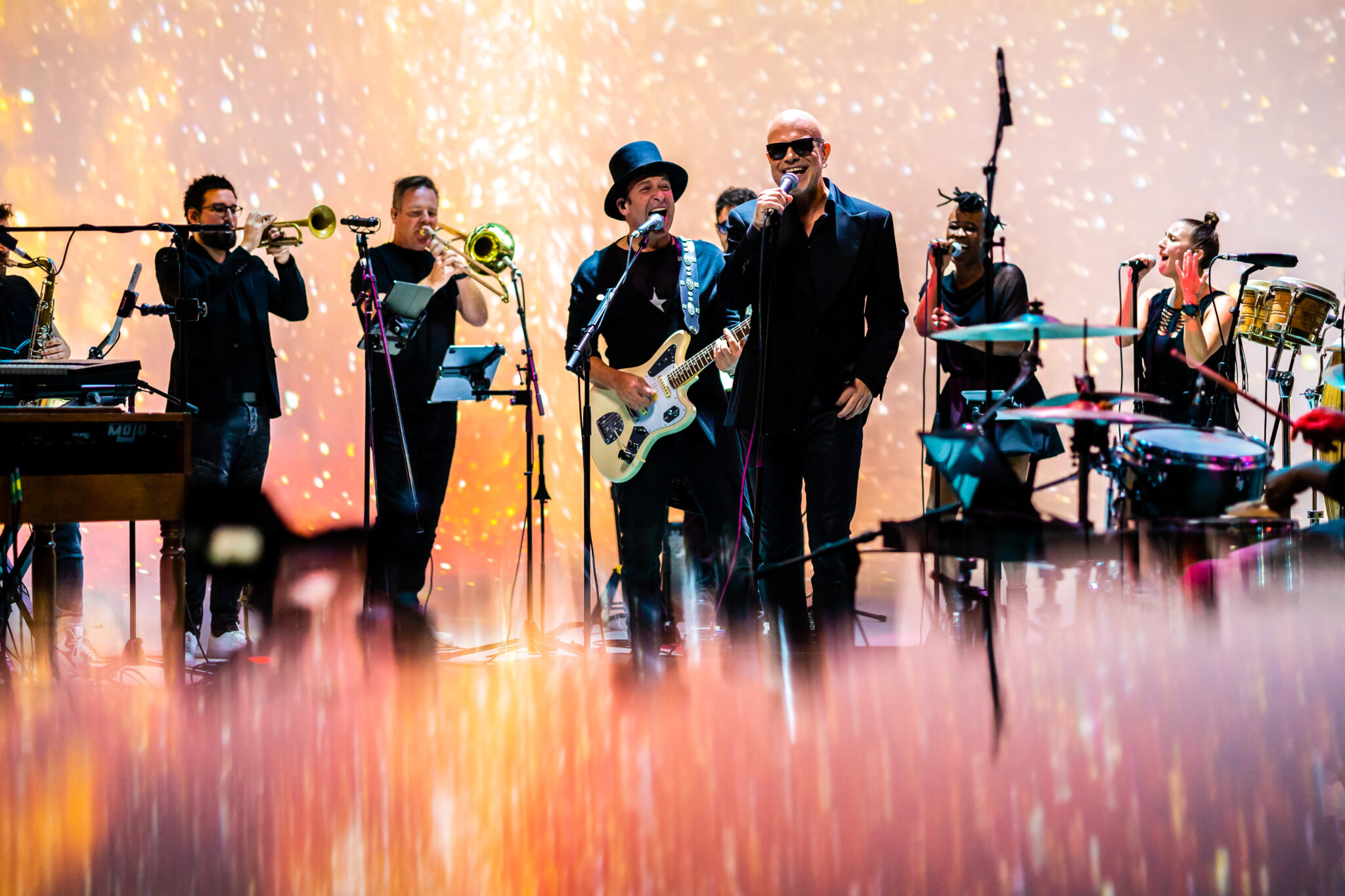 The Dinky Toys live op het podium met Coco Jr., dansend publiek en herkenbare 90’s sfeer