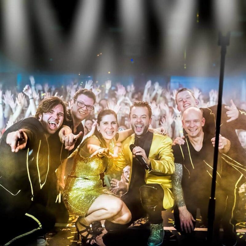 The Amazing Flowers live op het podium met energieke performance en een mix van pop-, rock- en 90’s hits