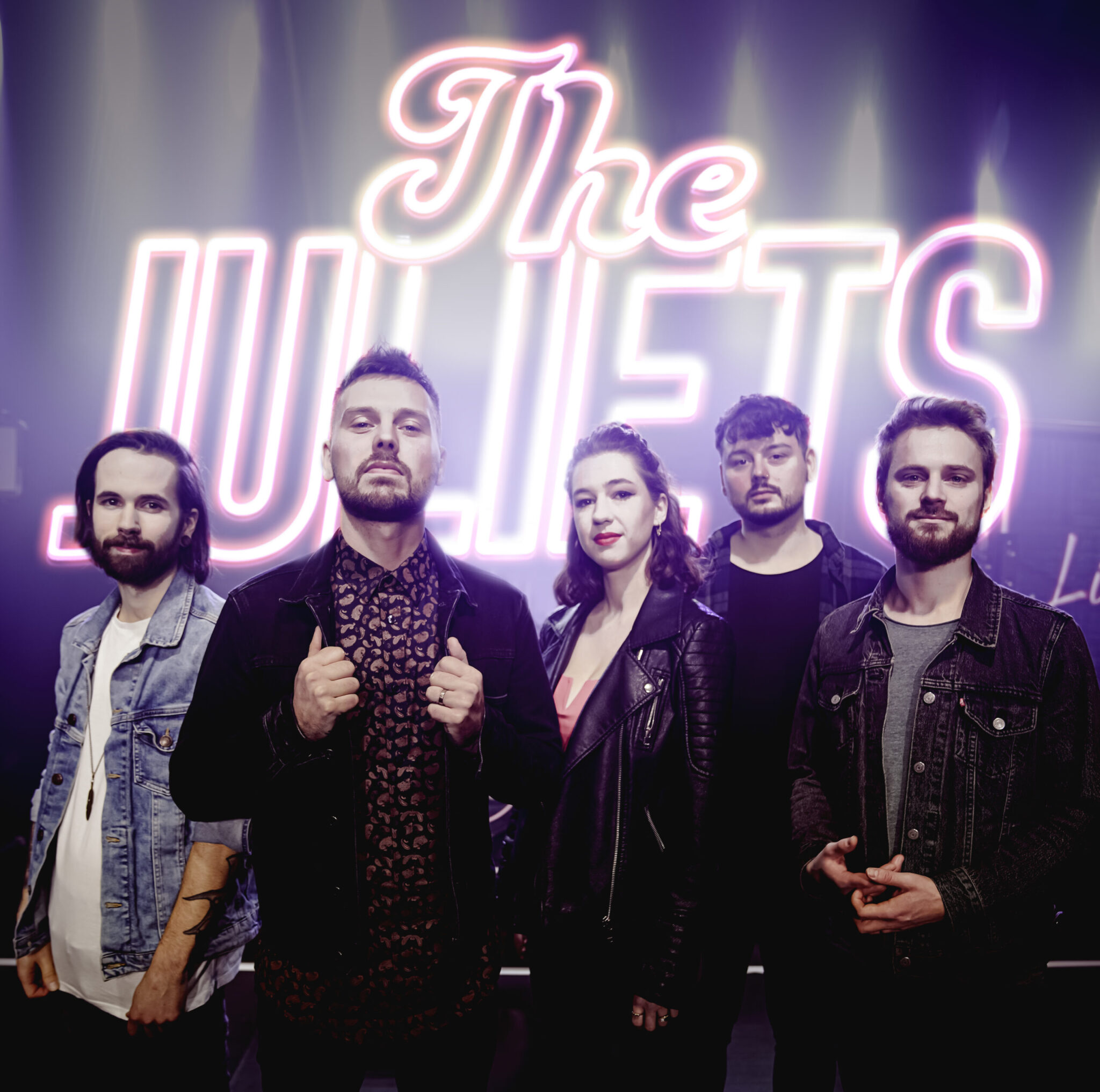 The Juliets live op het podium tijdens een feestelijk optreden met zang, dans en herkenbare covers