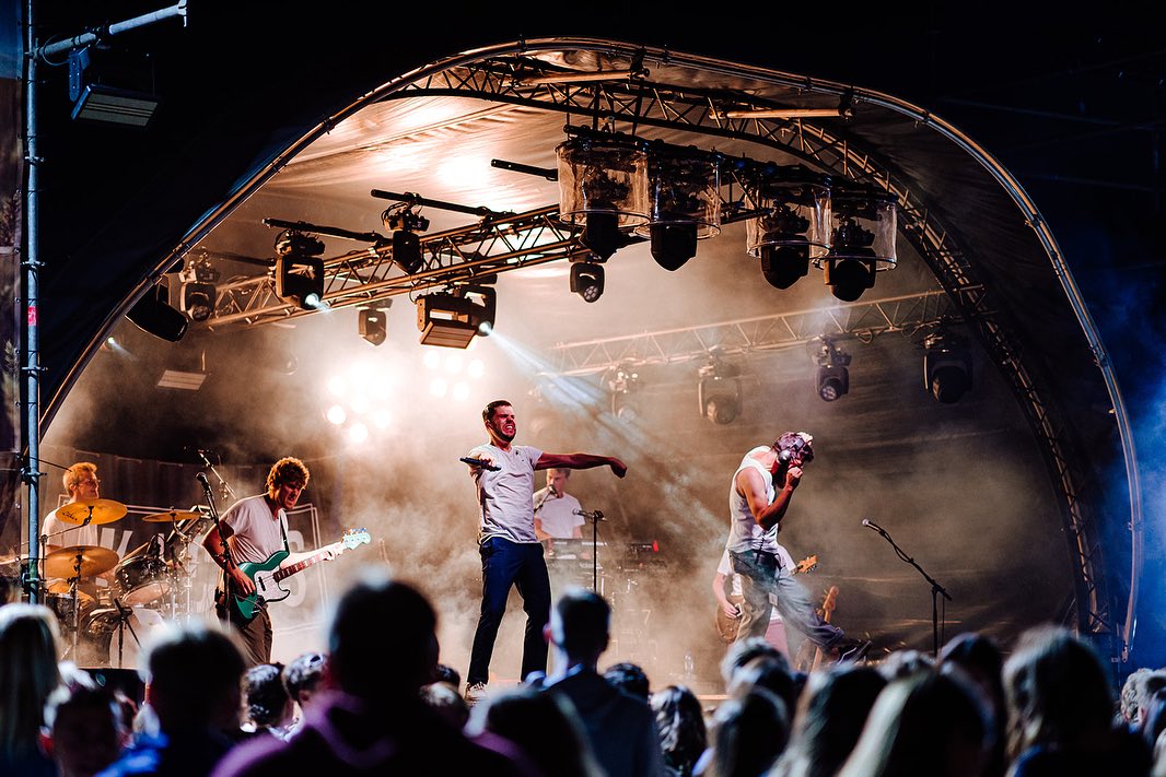 The Kicks Partyband live op het podium met een energieke show, dansend publiek en een repertoire vol bekende hits