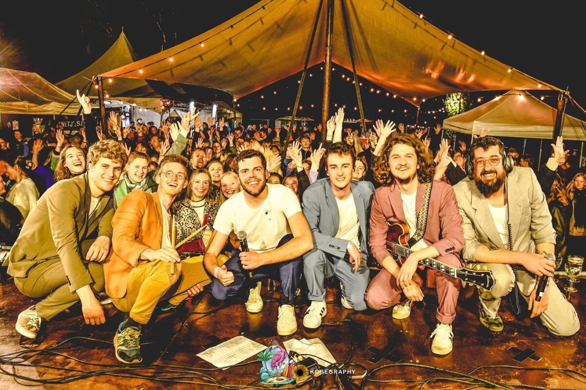 The Kicks Partyband live op het podium met een energieke show, dansend publiek en een repertoire vol bekende hits