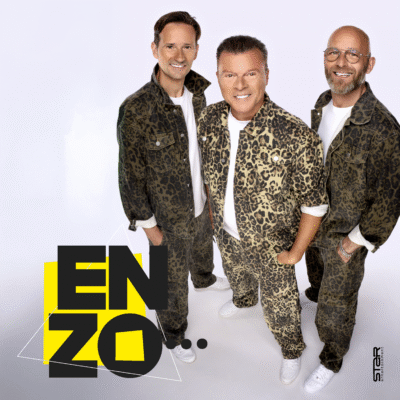 ENZO live on stage met originele bezetting tijdens een 90’s revivalshow vol meezingers en retro vibes