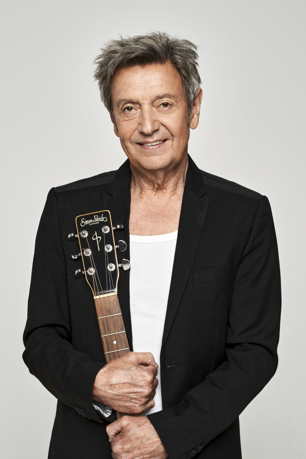 Willy Sommers live op het podium tijdens een sfeervol optreden vol meezingers, charme en tijdloze Vlaamse hits