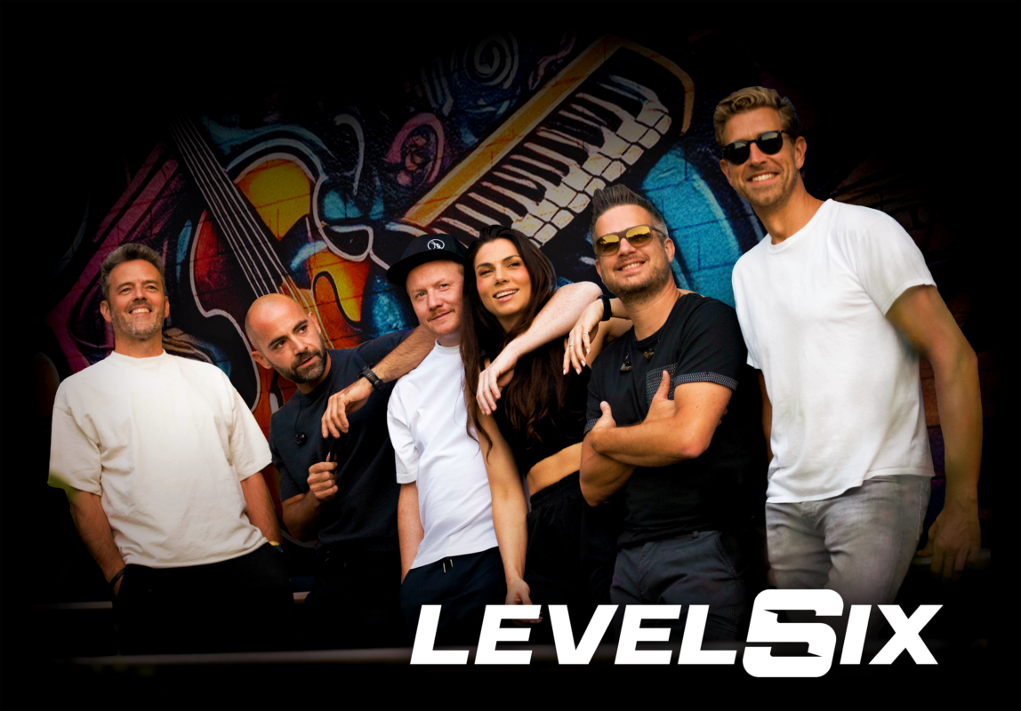 Level Six met Jo Hens en Lisa Michels live op het podium tijdens een energiek optreden