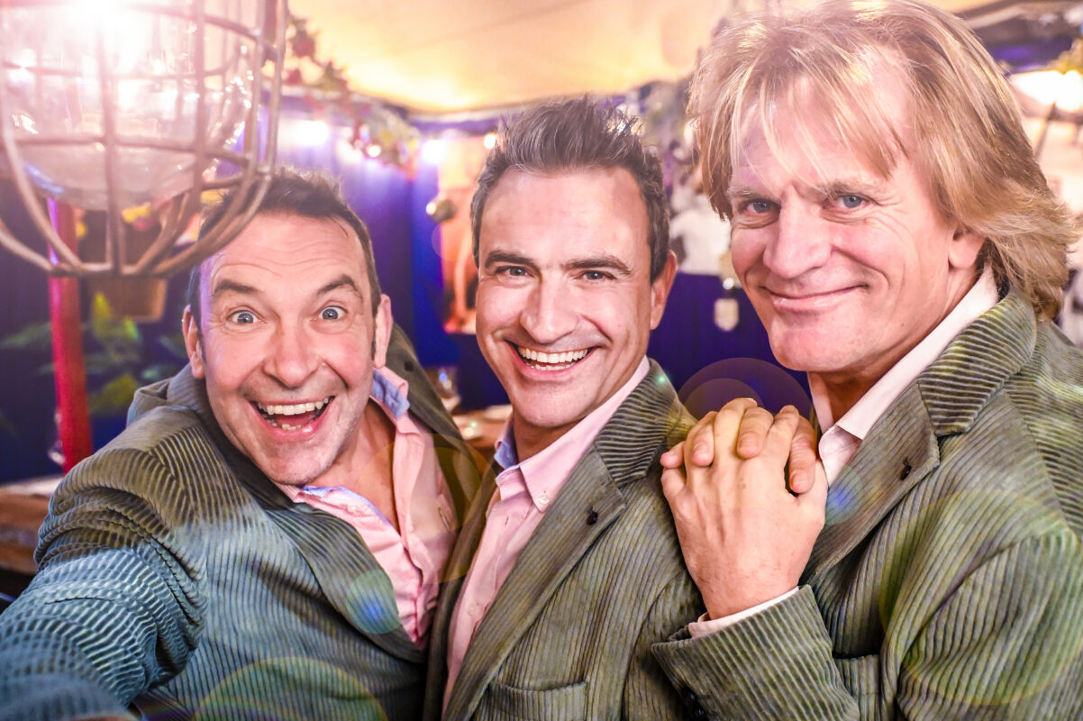Soulbrothers live op het podium met zes muzikanten, dansend publiek en een dynamische show vol soul en energie