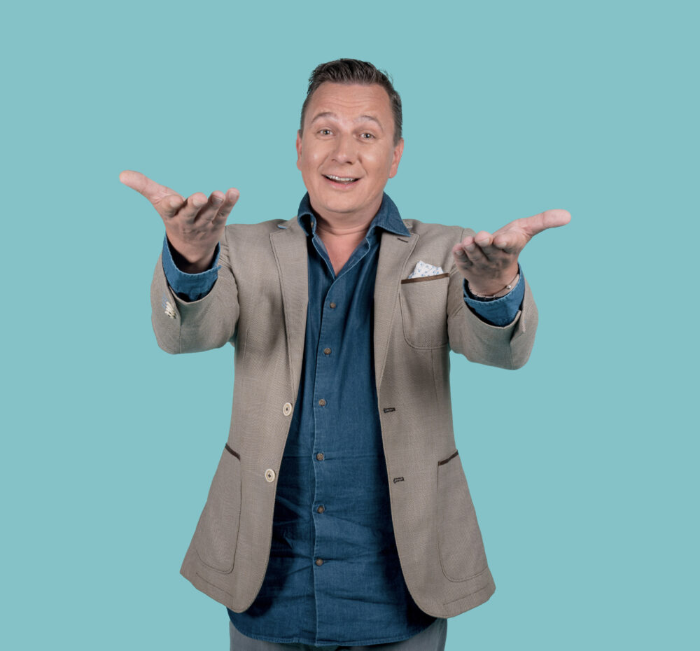DJ Bjorn Verhoeven achter de draaitafels tijdens een live optreden met feestend publiek