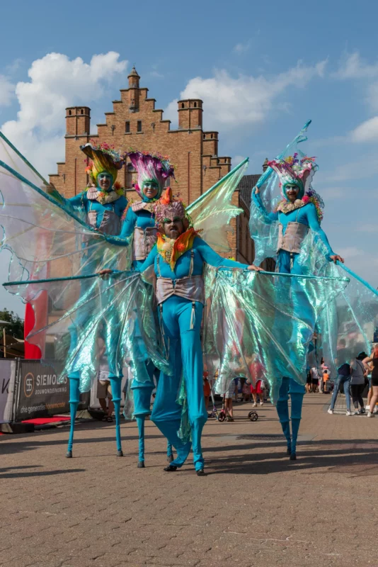 BUKARANG steltlopers met springstelten en kleurrijke kostuums tijdens straattheaterfestival