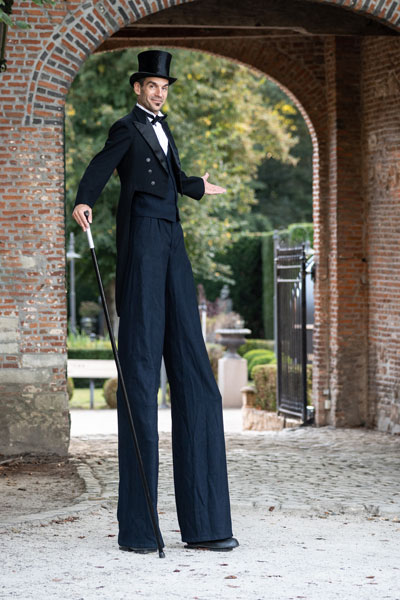Grote butler verwelkomt gasten op evenement met humor en elegantie