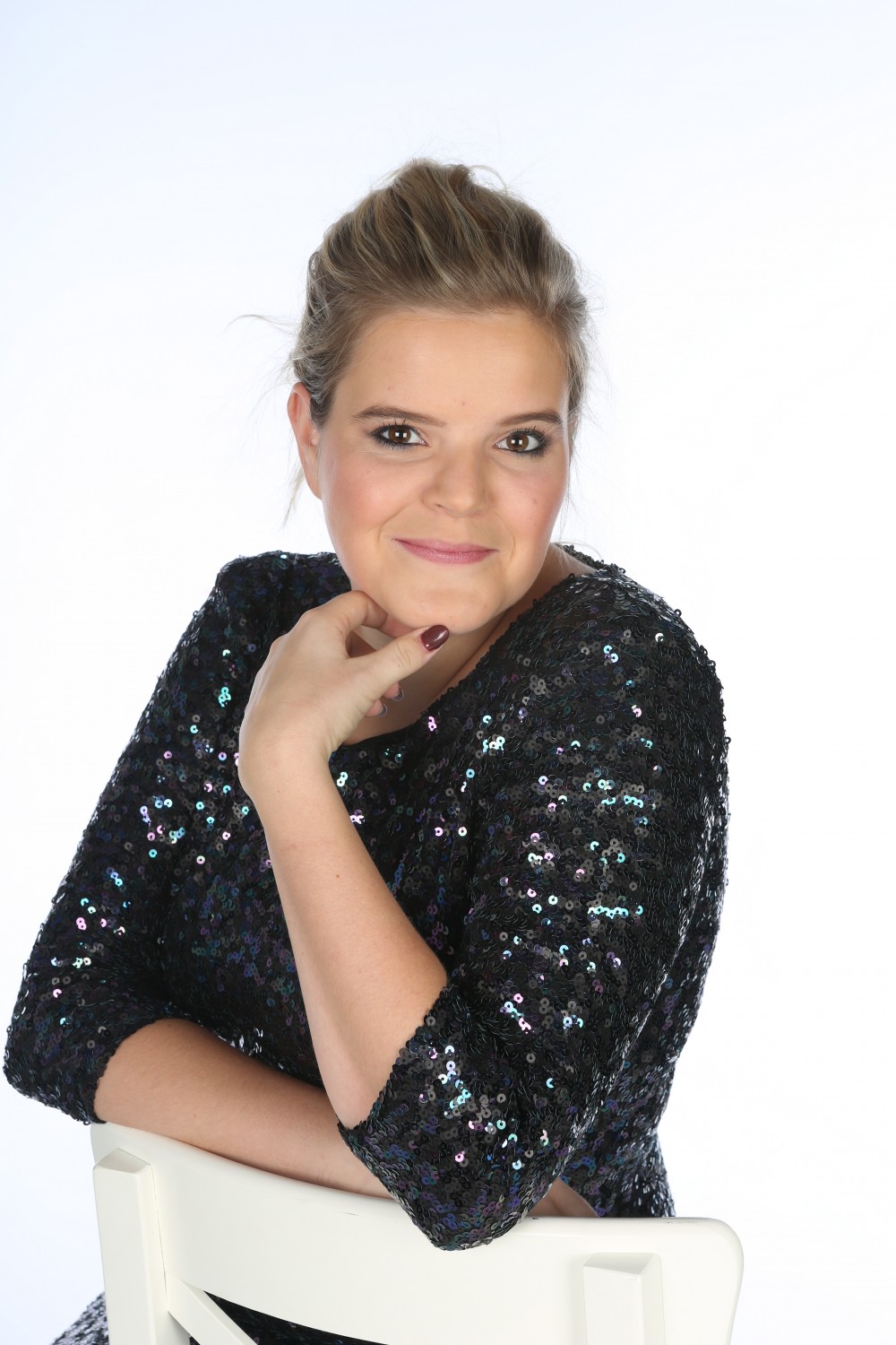 Zangeres Celien tijdens live optreden, zingend met passie en emotie voor een aandachtig publiek