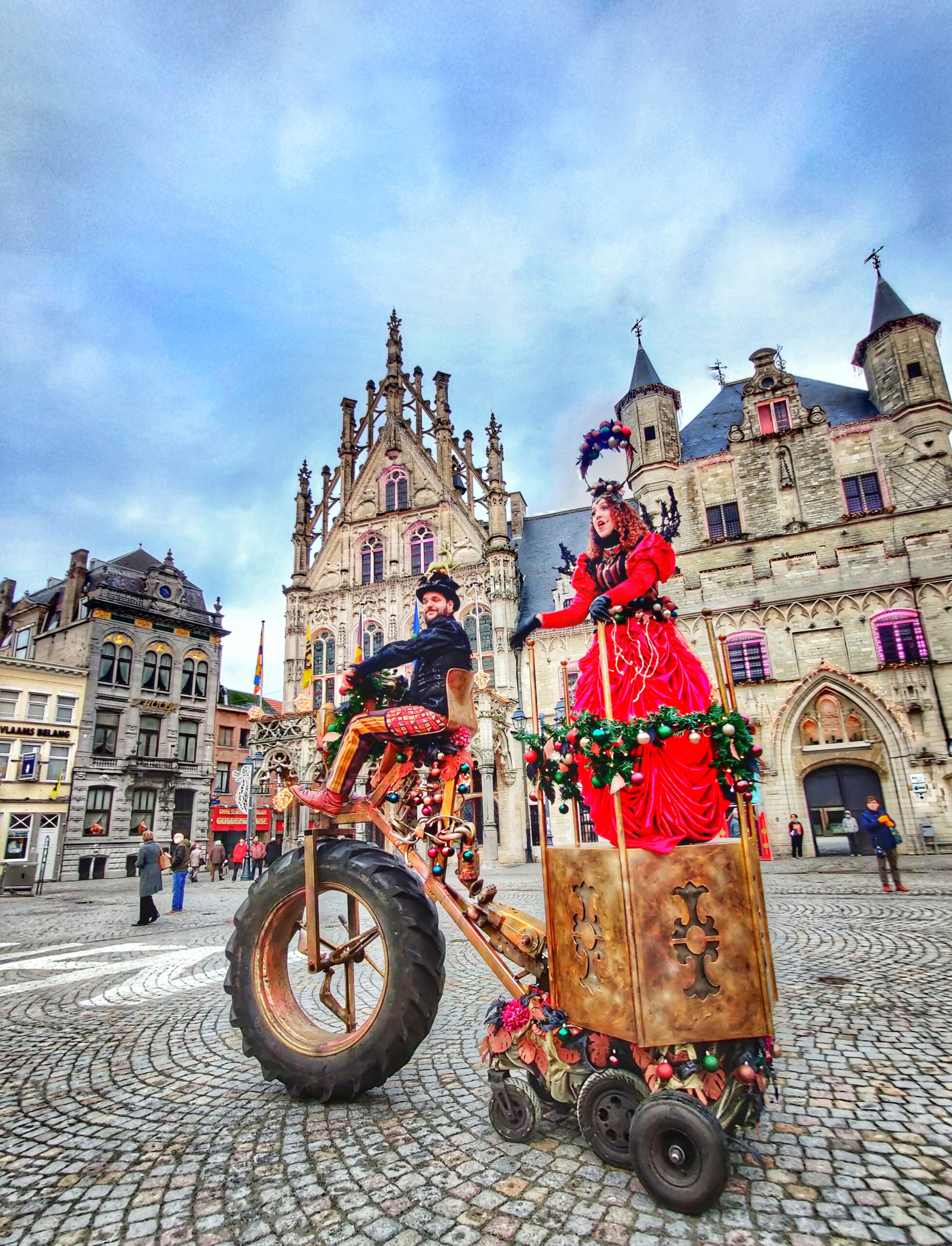 Mobiele kerstwagen Christmas Express met lakei en Winterkoningin op een kerstmarkt