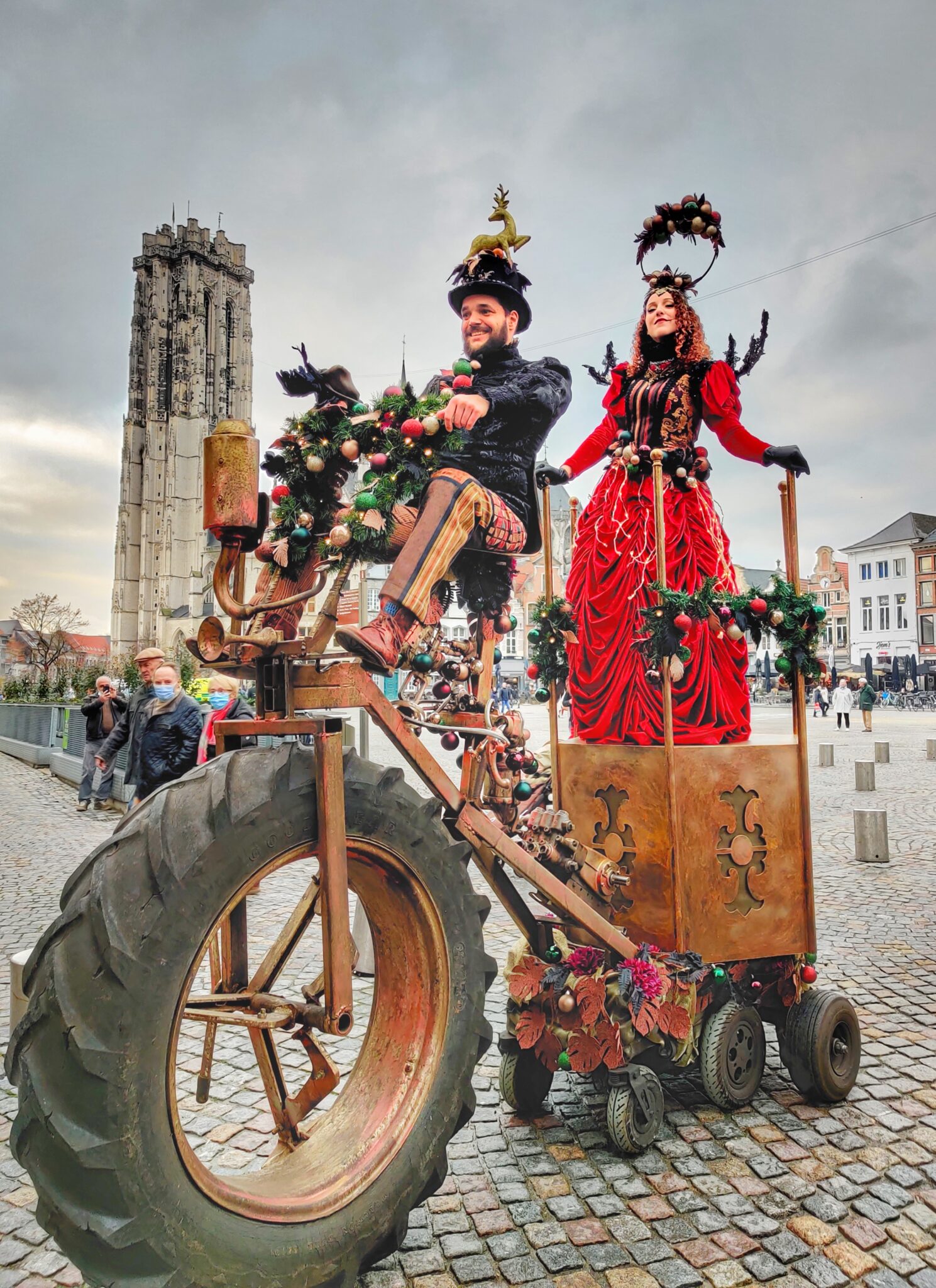 Mobiele kerstwagen Christmas Express met lakei en Winterkoningin op een kerstmarkt