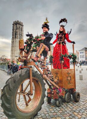 Mobiele kerstwagen Christmas Express met lakei en Winterkoningin op een kerstmarkt