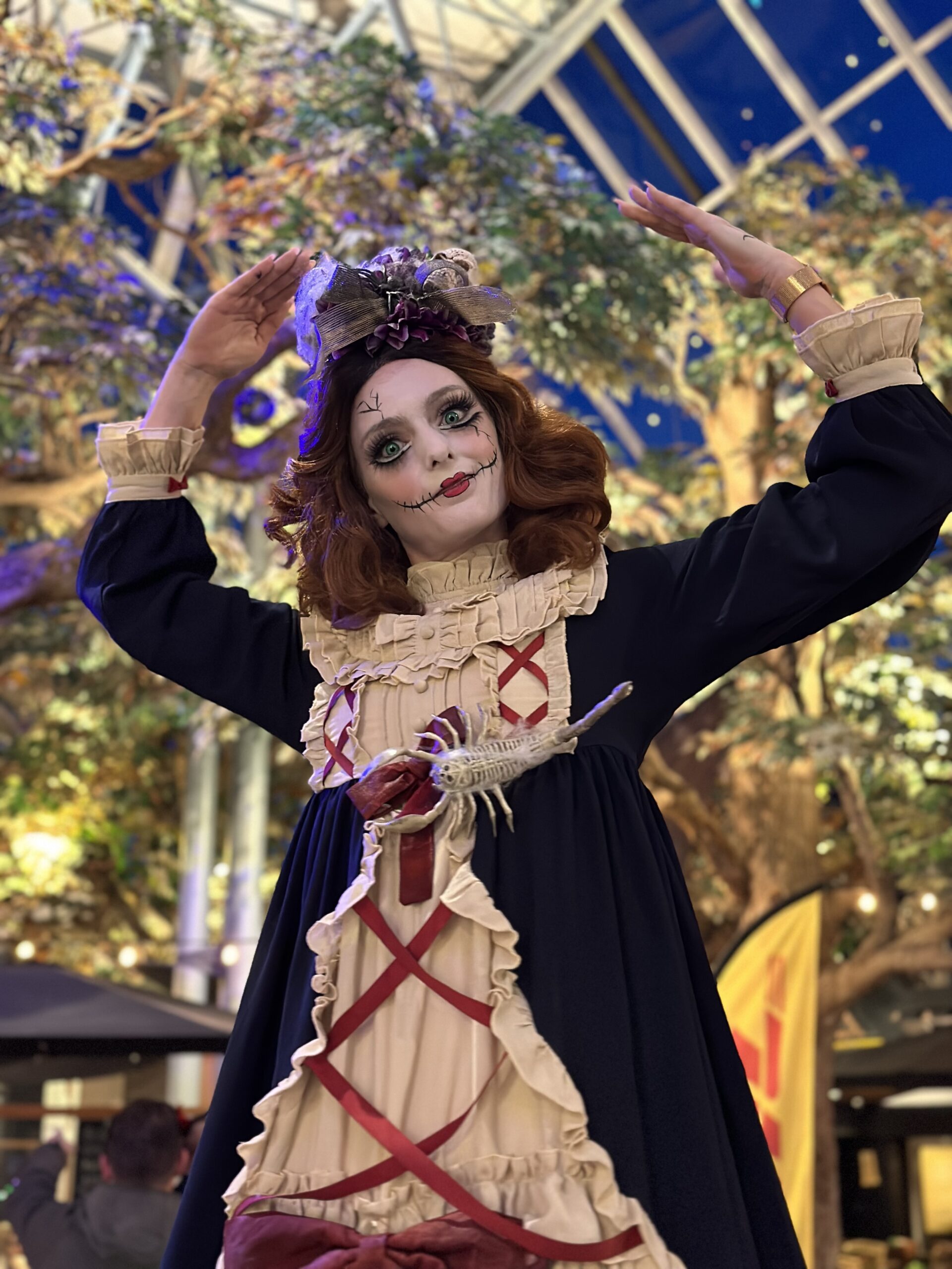 Halloweenact Creepy Doll met wit gezicht, draaiende beweging en angstaanjagende uitstraling
