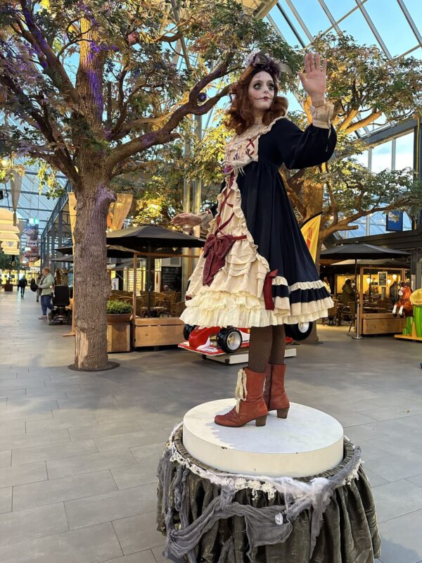 Halloweenact Creepy Doll met wit gezicht, draaiende beweging en angstaanjagende uitstraling