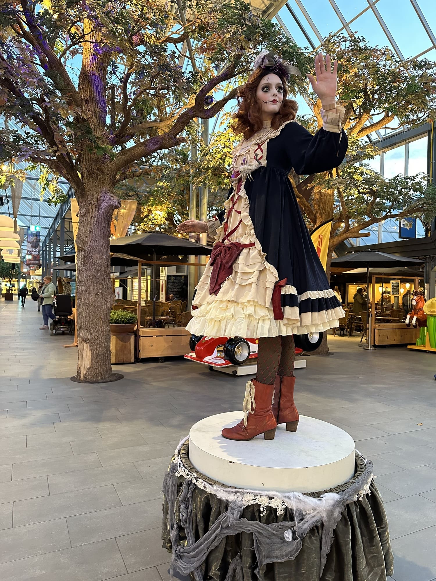 Halloweenact Creepy Doll met wit gezicht, draaiende beweging en angstaanjagende uitstraling