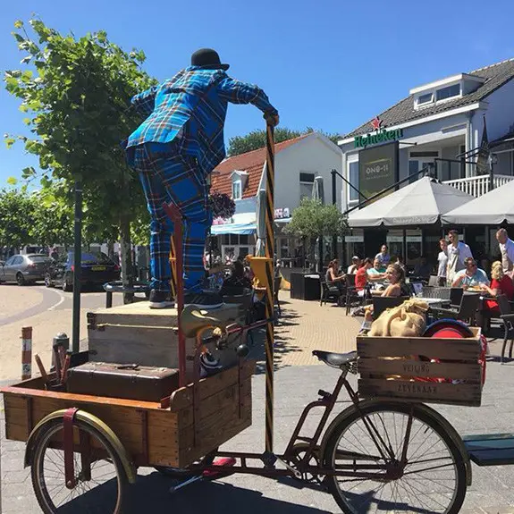 Tijs met De Alles in 1 Fiets als mobiele animatieact tussen het publiek