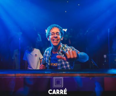 DE JORDY als DJ in Ibiza-outfit tijdens live optreden vol ambiance en humor