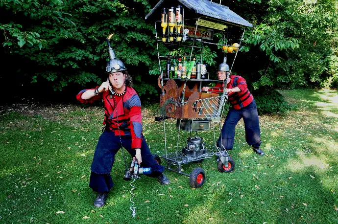 Mini cocktailbar met vuurshow en komische interactie tussen bartender en gasten