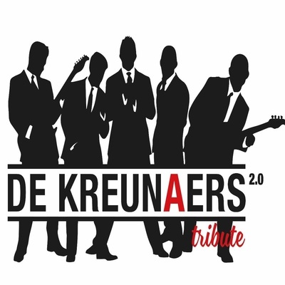 Live optreden van De Kreunaers coverband tijdens een feestelijk evenement vol meezingende fans