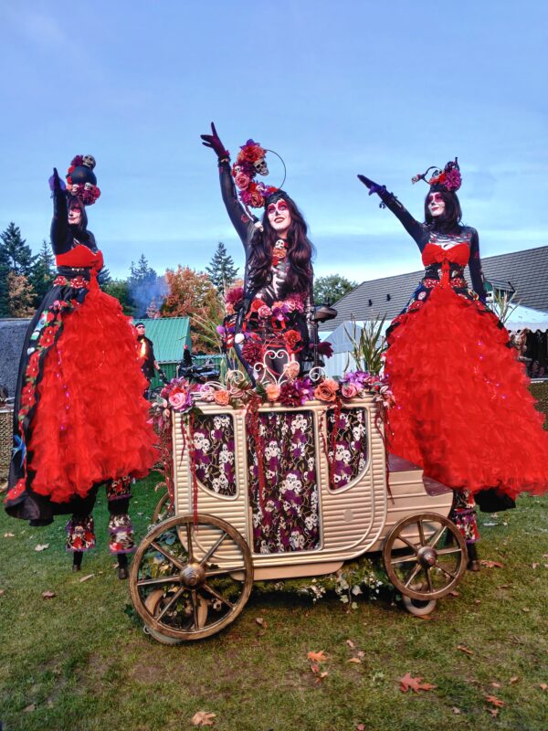 Sierlijke skeletten in kleurrijke kostuums dansend tijdens de Dia de los Muertos parade